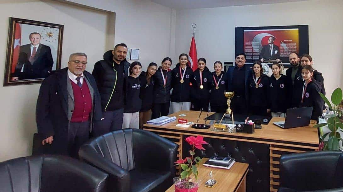 Manisa 1.si Gazi Ortaokulu Kız Basketbol Takımından İlçe Milli Eğitim Müdürü Sayın Cendel AKÇAY'a Ziyaret.